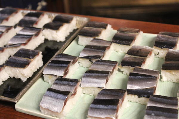 秋刀魚の燻製押し寿司2