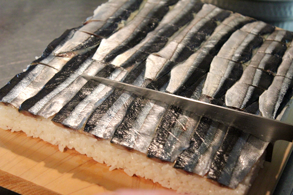秋刀魚の燻製押し寿司1