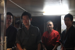 厨房に男5人