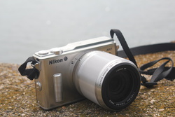 世界初の防水・耐衝撃レンズ交換式デジカメ「Nikon 1 AW1」