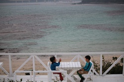 海と木の棒と夕日