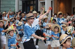 高知県のよさこいチーム「みかづきようちえん」