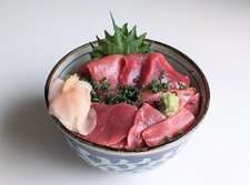 すし屋が教える美味しそうな「マグロ丼」の簡単な盛り付け方、たった2つのポイント。