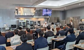 とらふぐ料理の調理実演